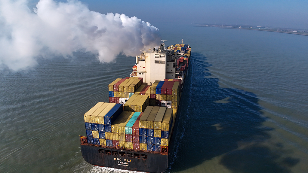 Неизвестный снаряд поразил контейнеровоз вблизи берегов Омана