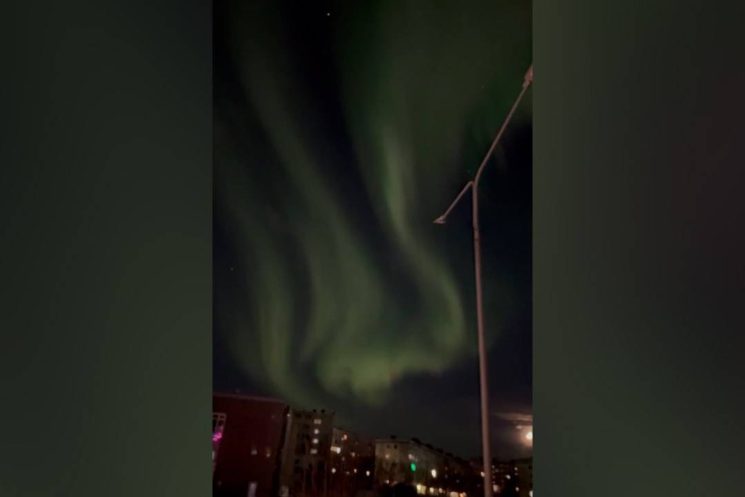 Жители северо-запада России любуются полярным сиянием
