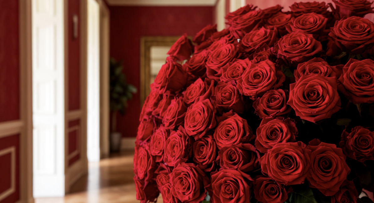 Не понравился цвет: Привередливая дама отвергла ухожёра, осыпавшего её дом 1 млн алых роз