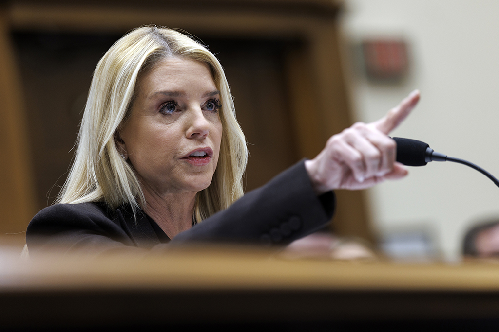 Трамп снял с должности министра юстиции Пэм Бонди