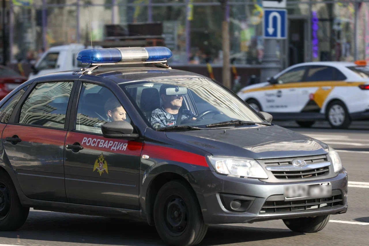 Мужчина напал с ножом на сотрудников Росгвардии в Москве