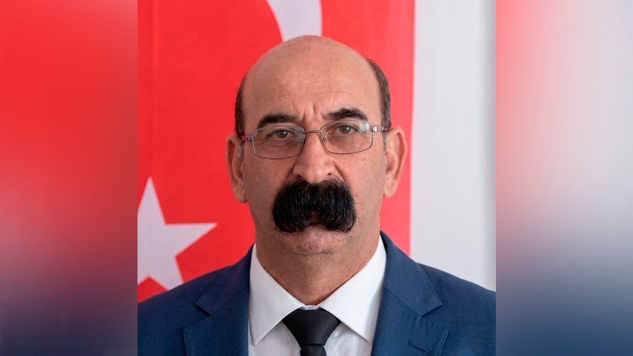 Не усики, а пропуск в Босфор: Турецкий политик отрастил кусты на лице и стал героем соцсетей