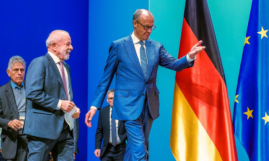 Мерц и Лула да Силва неожиданно разошлись во время обхода ярмарки в Ганновере