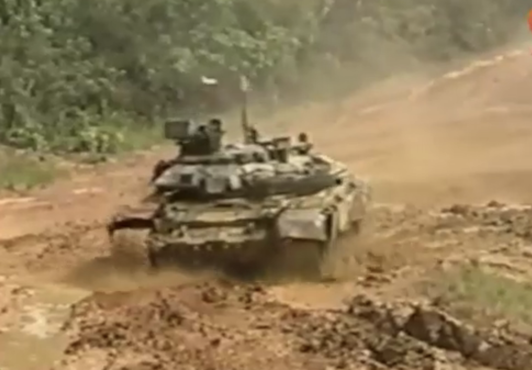 Сквозь взрывы и болота: У инженера нашли неизвестные кадры с танком Т-90С в джунглях