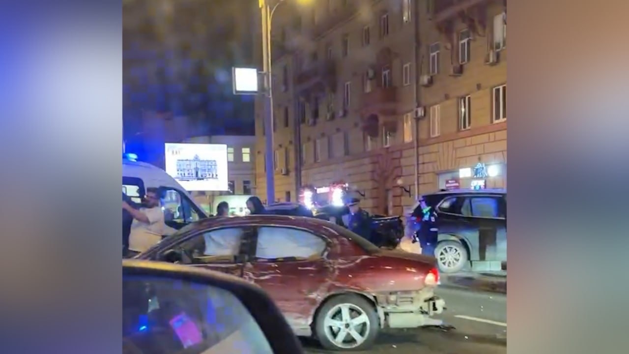 В Москве BMW без номеров протаранил несколько машин и сбил электровелосипедиста
