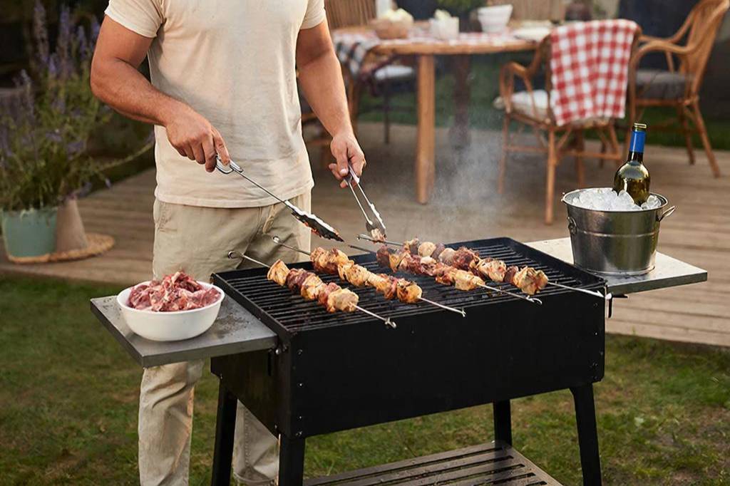 Стало известно, сколько порций шашлыка можно купить на среднюю зарплату в разных регионах