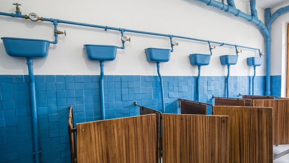 Бачок под потолком и грохот на весь подъезд: почему в СССР были такие странные унитазы