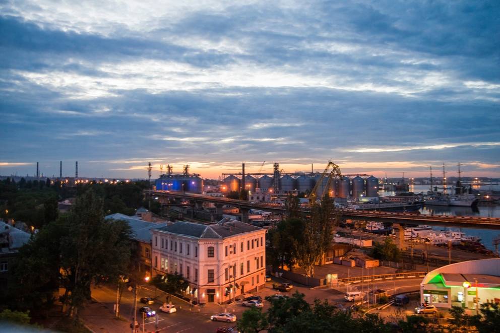 Генерал Попов назвал порт Одессы удобной перевалочной базой для поставок ВСУ