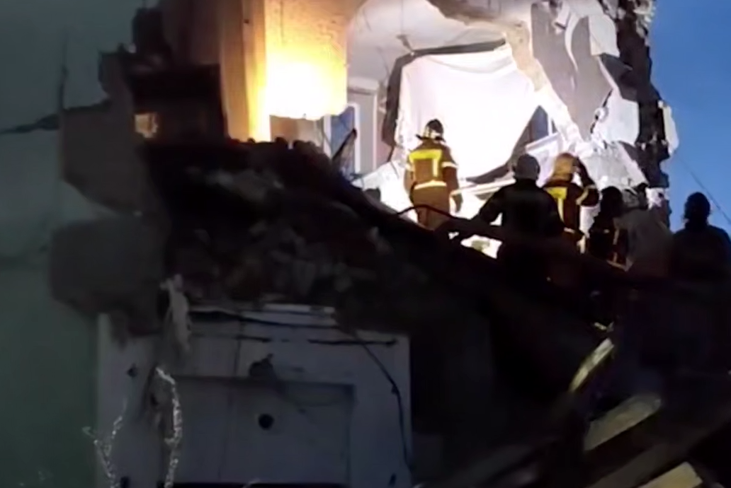 В результате атаки БПЛА в Сызрани рухнул подъезд