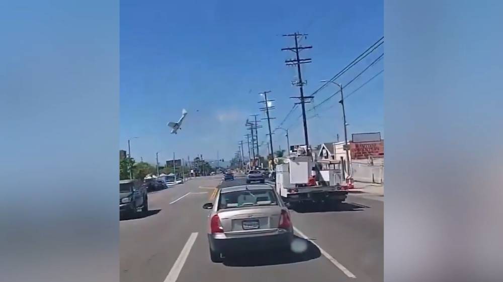 Самолёт Cessna 172 задел линию электропередачи и разбился в Лос-Анджелесе