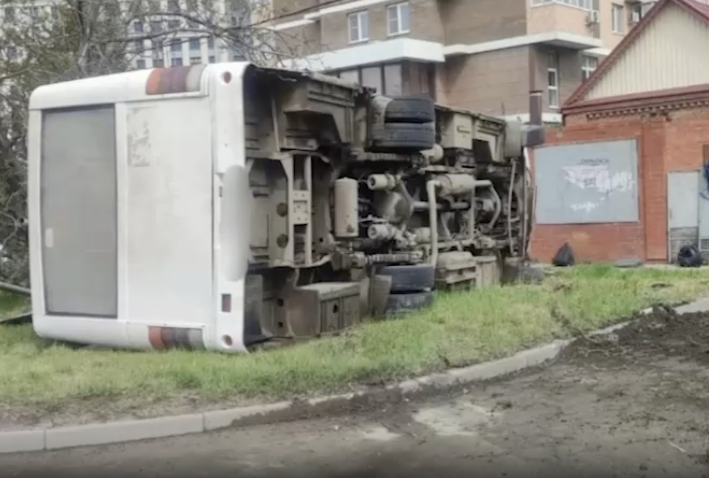 В Краснодаре перевернулся вахтовый автобус, пострадали шесть человек