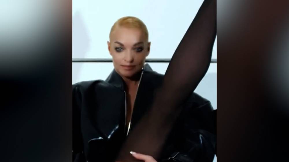 &laquo;Основной инстинкт&raquo; по-русски: Волочкова разбила сердечки, повторив культовую сцену из фильма
