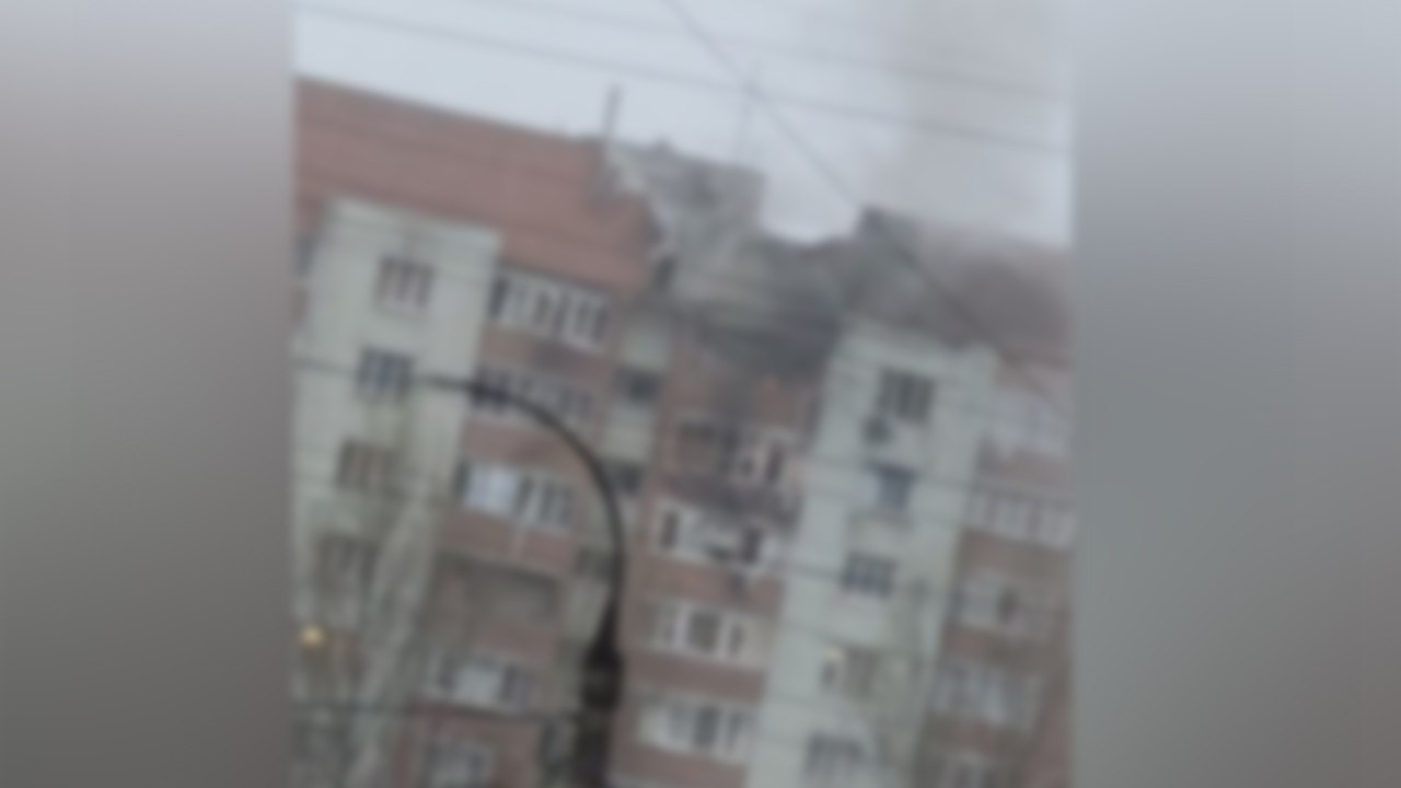 В Самаре после атаки дрона разворочена крыша дома и повреждены квартиры