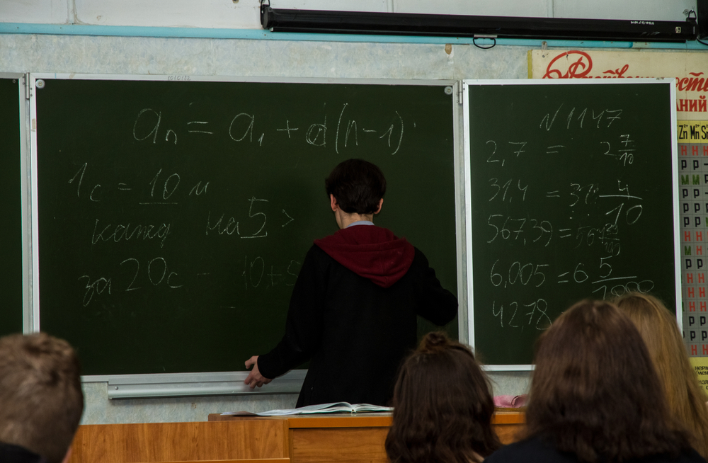 В школе Нового Уренгоя задержали подростка с ножом