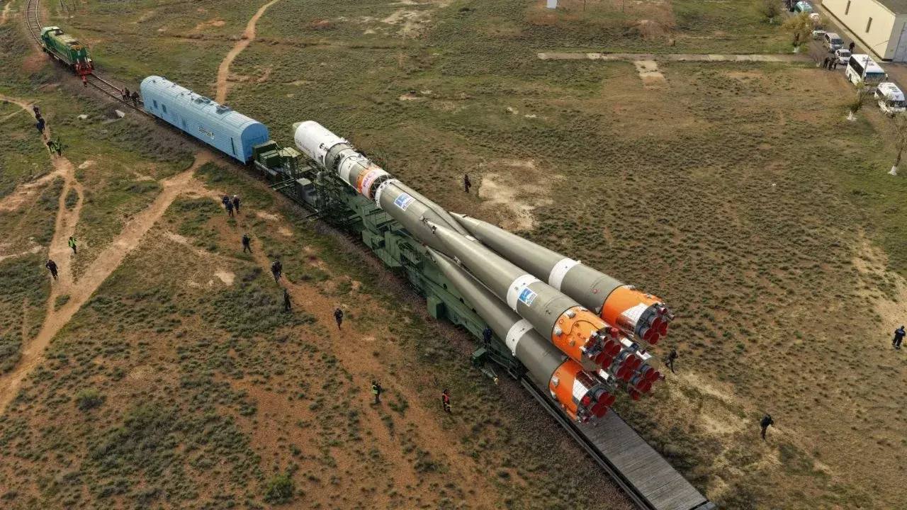 Всё по расписанию: На Байконуре установили ракету для нового полёта к МКС