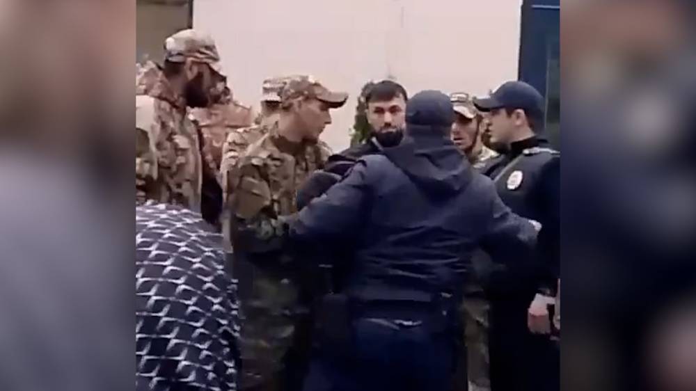 В Сети появилось видео задержания преступника, напавшего на врачей в Махачкале