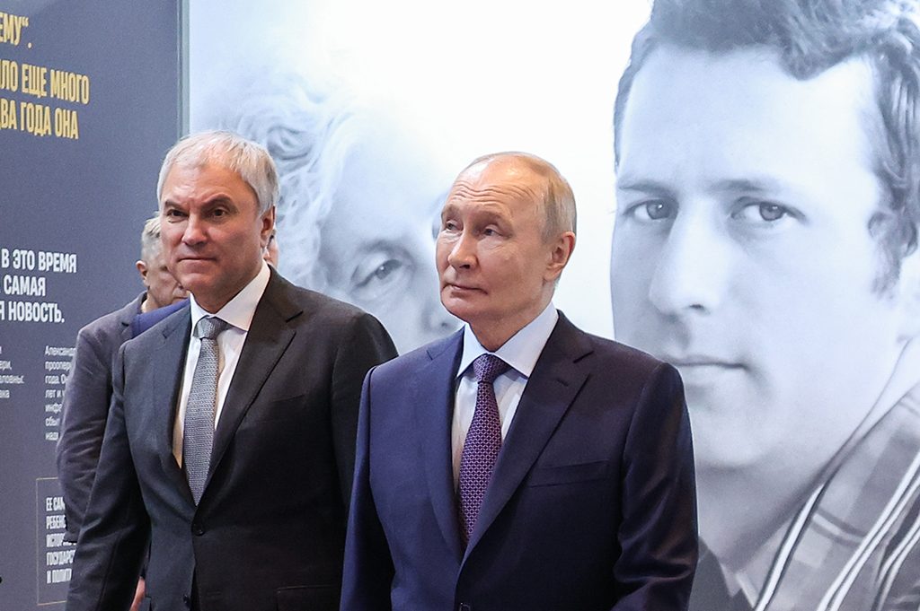 Снял с себя в пустыне: Путину показали легендарную реликвию Жириновского от Каддафи