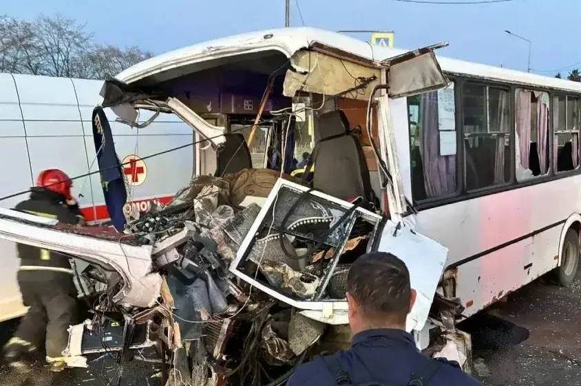 Один человек погиб и 10 пострадали в ДТП с автобусом и фурой в Ленобласти