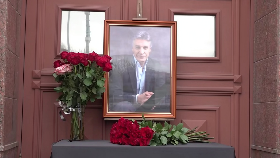 Стихийный мемориал памяти Алексея Пиманова появился у офиса «Звезды» в Москве