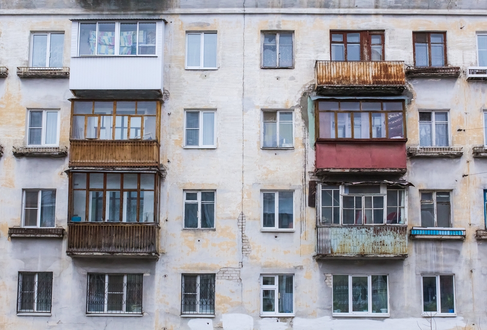 В Туймазах сильный ветер оторвал балкон от жилого дома