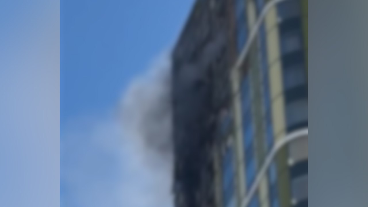 Беспилотник врезался в высотку в центре Екатеринбурга, есть пострадавшие