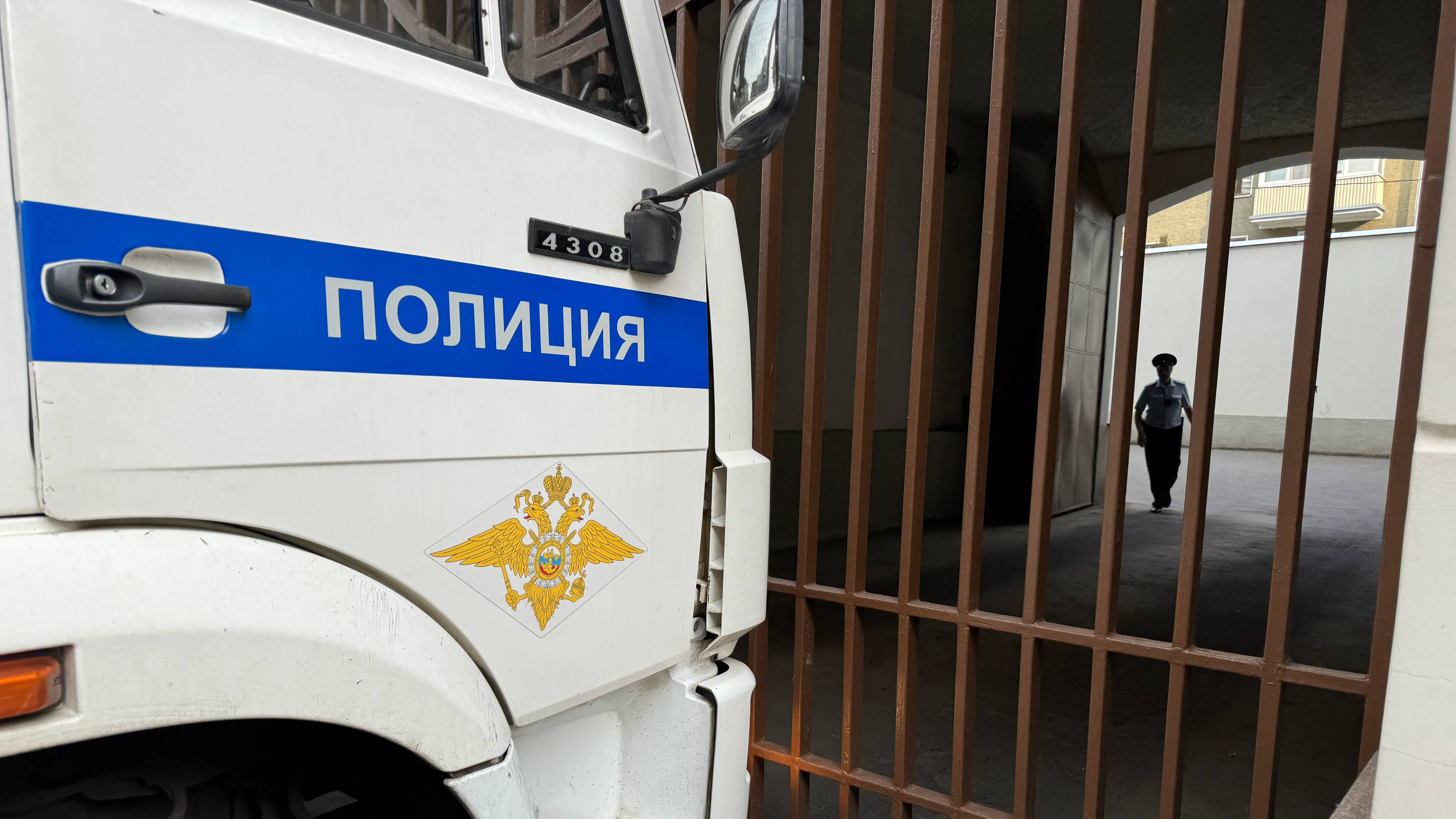 В Казани пьяный отец явился на школьный субботник к сыну и уехал в отделение