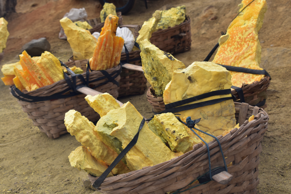 Проблема не только в нефти: Война в Иране может вызвать мировой дефицит ещё одного вида сырья