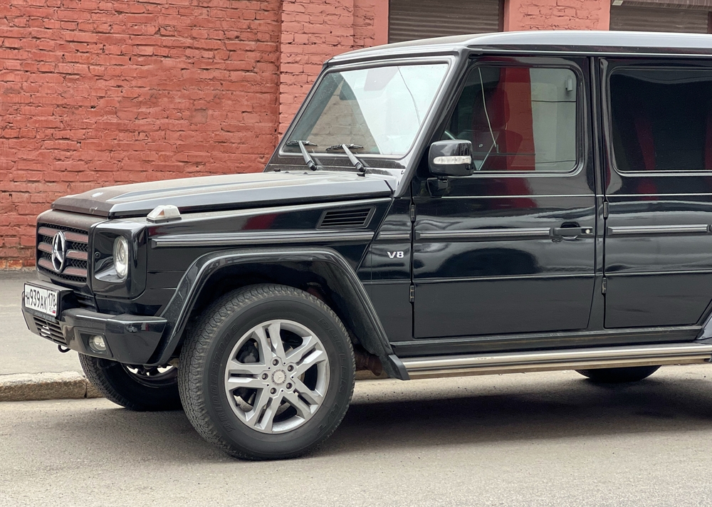 В элитном паркинге на Рублёвке нашли два угнанных авто на 100 млн рублей