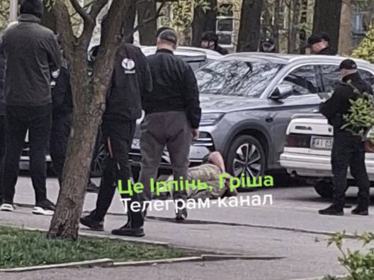 Мужчина в форме открыл беспорядочную стрельбу в Буче под Киевом