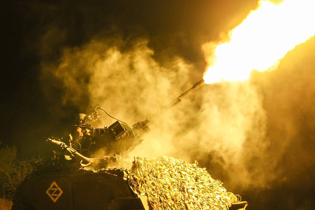 Над Ярославлем прогремело около 15 взрывов, работает ПВО