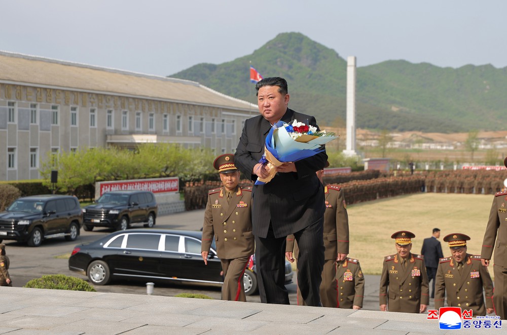 Ким Чен Ын понаблюдал за учениями миномётных расчётов и встретился с военными