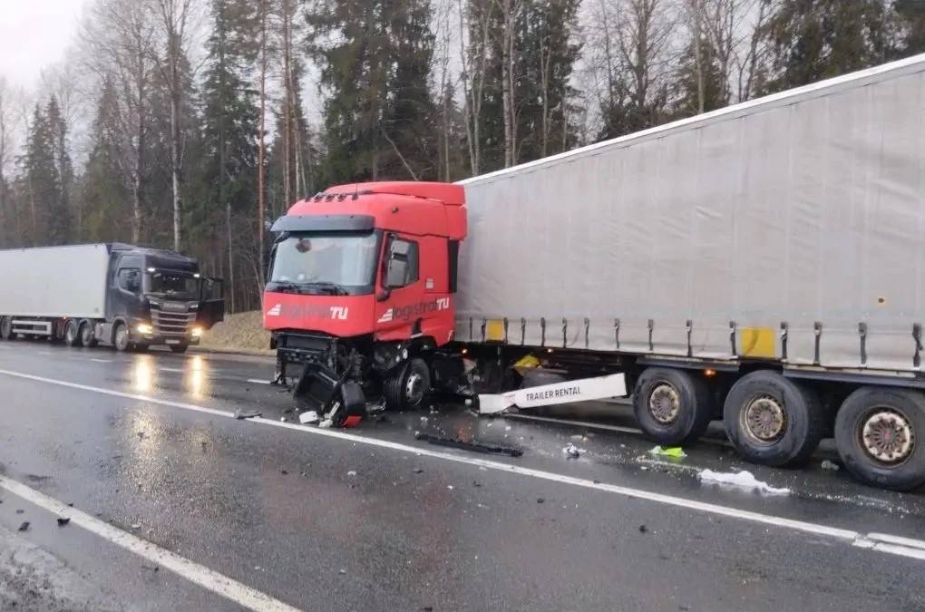 Два человека погибли в огненном ДТП с грузовиком в Ленобласти