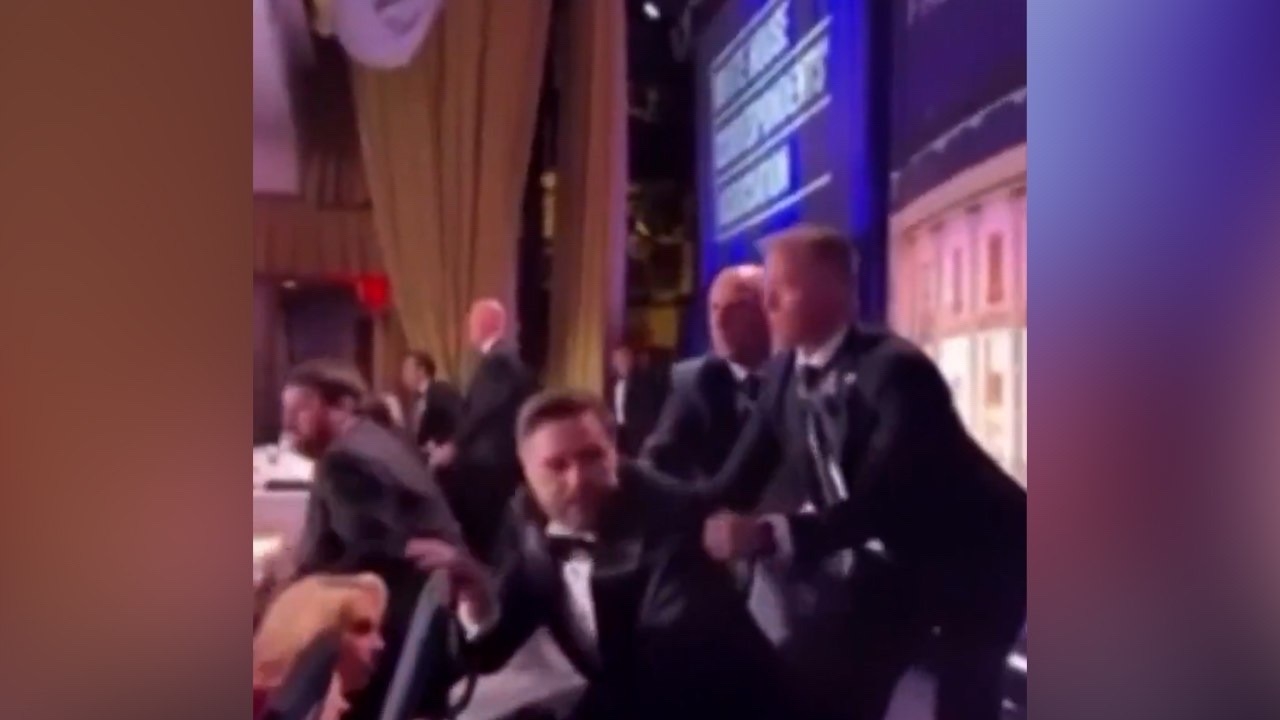 &laquo;Там было много хаоса&raquo;: Журналисты спрятались под столы во время стрельбы на приёме с Трампом