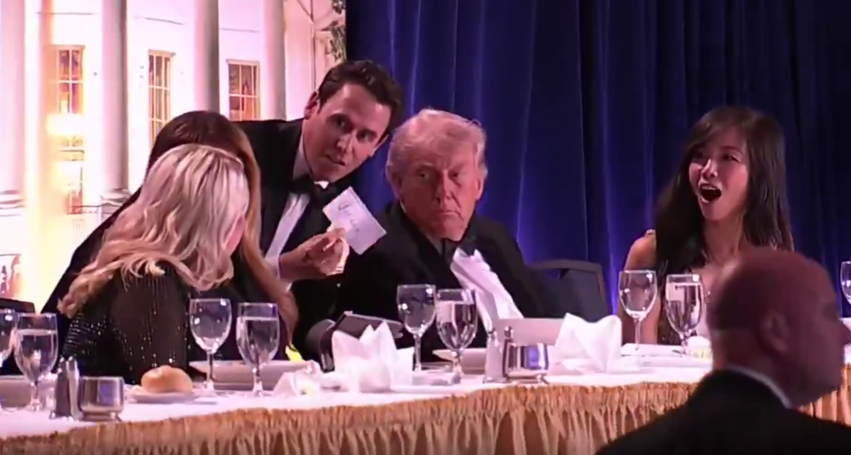 Появилось видео эвакуации Трампа из-за стрельбы на мероприятии в Вашингтоне