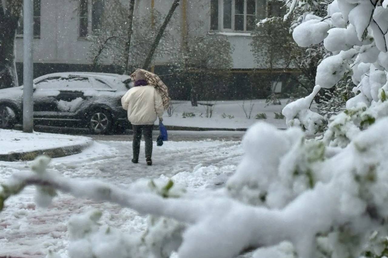 Зима продолжается: Москвичей попросили не выходить на улицу во вторник