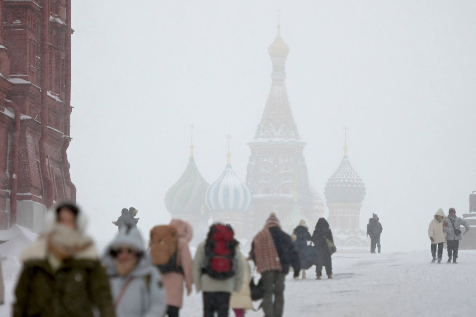 Снежный апокалипсис продлится в Москве до завтра и оставит шлейф на три дня