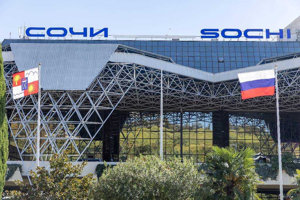 В Сочи сорвался вылет самолёта в Омск из-за налёта вражеских дронов