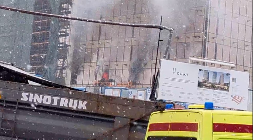 Один человек погиб и при пожаре на стройке в Москве
