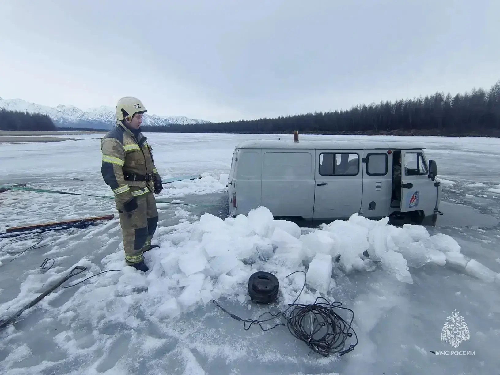 В Забайкалье спасатели вытащили увязший в реке автомобиль с рыбаками