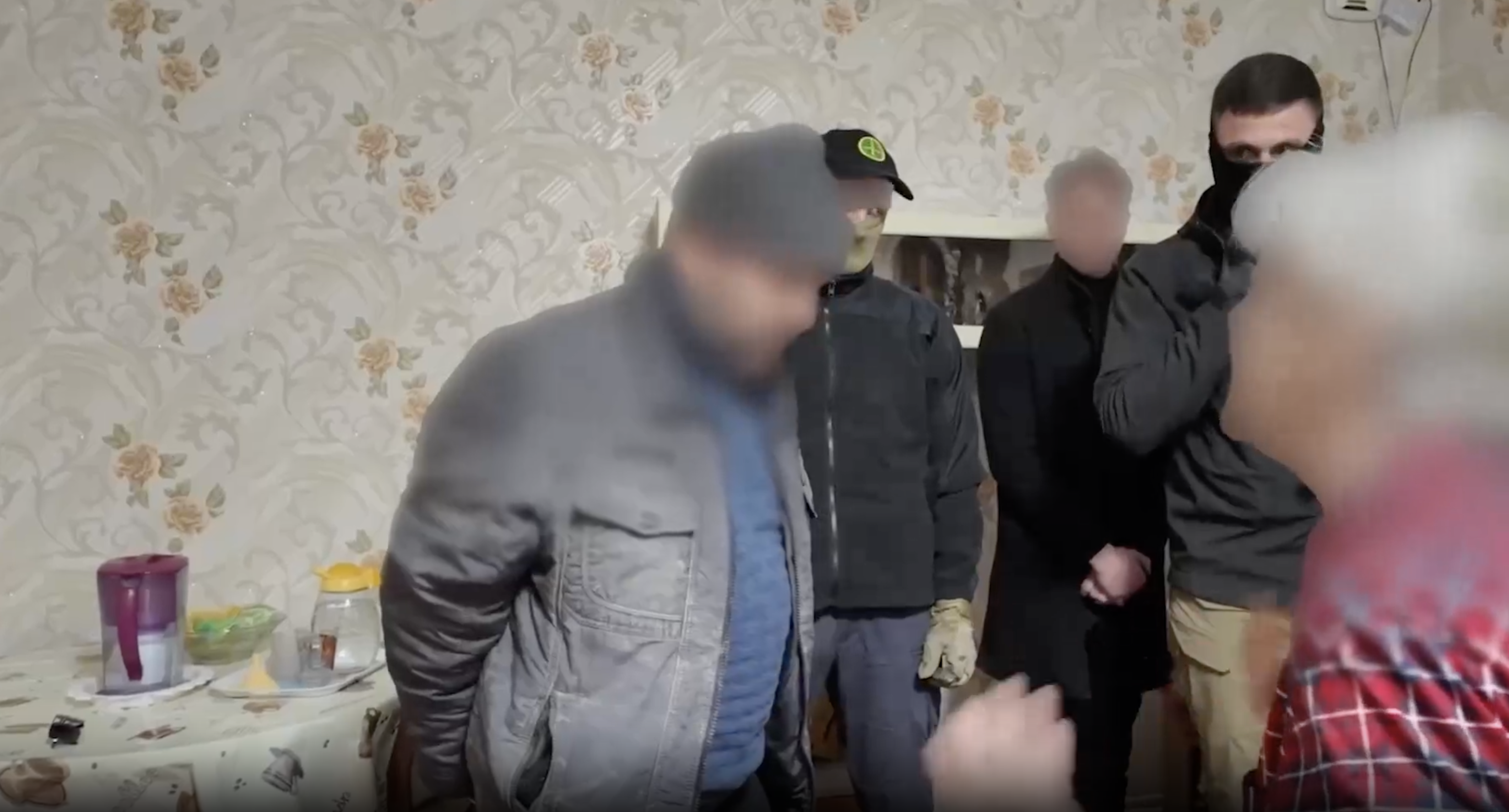 &laquo;Что тебе не сиделось?&raquo;: Семья схваченного в Крыму агента Киева закатила скандал при ФСБ