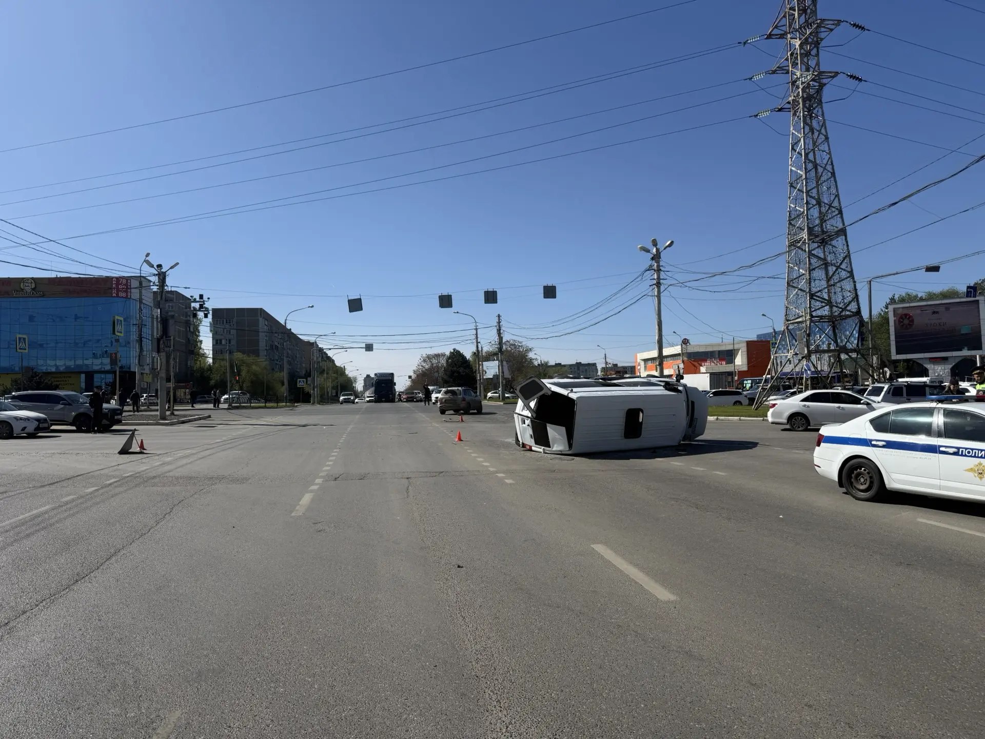 Девять человек пострадали в ДТП с опрокидыванием маршрутки в Астрахани