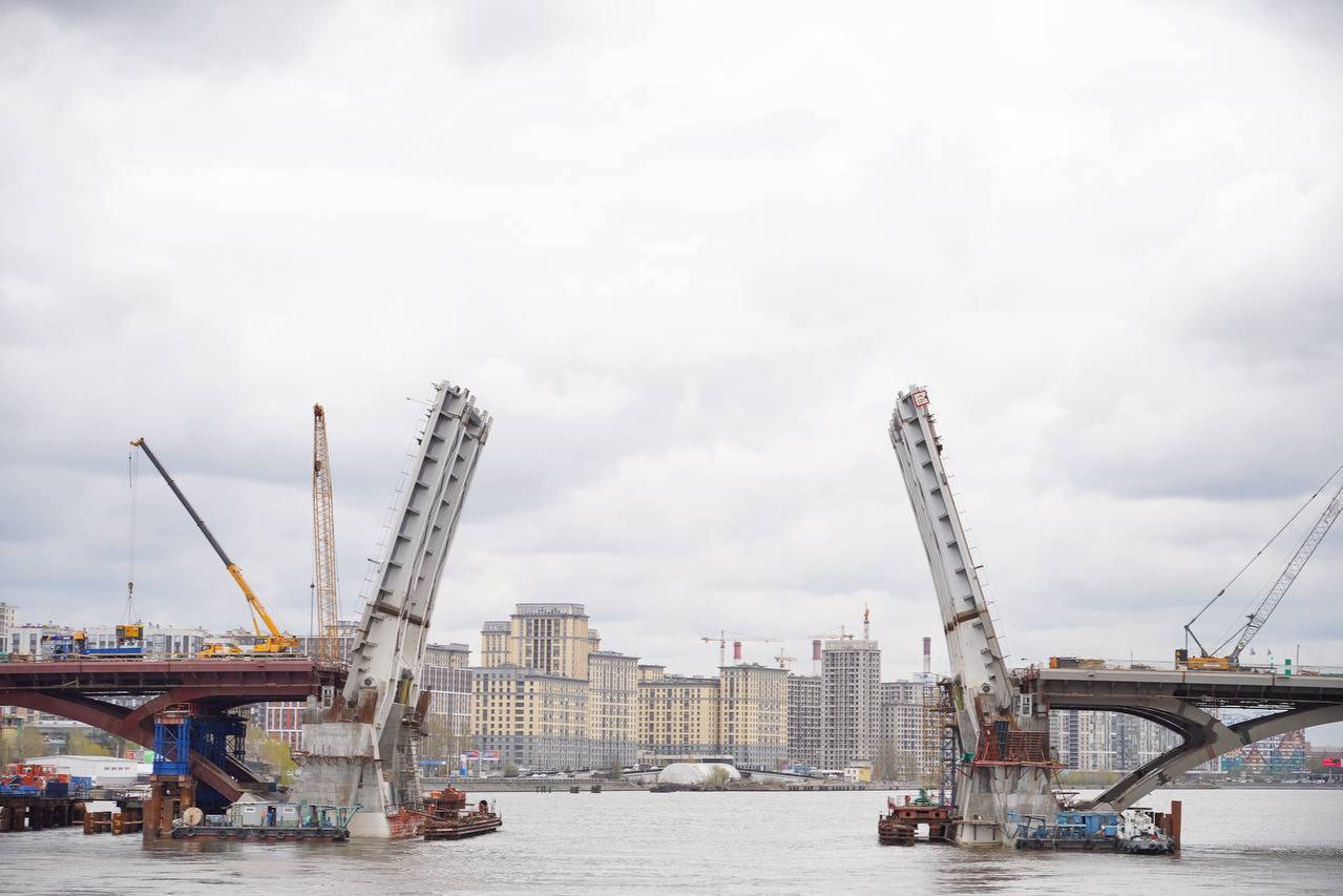 Исторический момент: Смоленский мост через Неву принял первое судно за четыре десятилетия