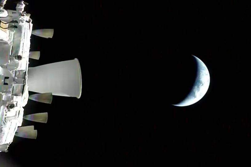 Корабль Orion с астронавтами вышел на траекторию полёта к Луне