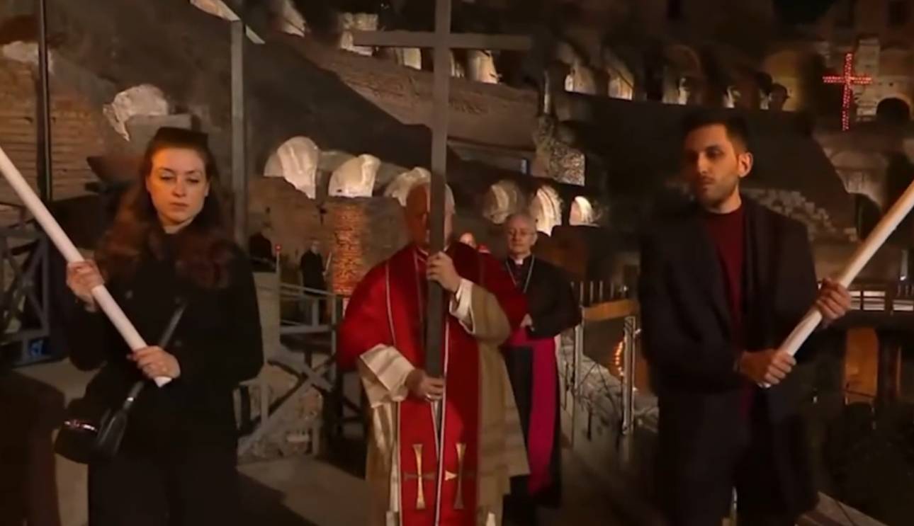 Папа римский Лев XIV впервые провёл крестный ход у Колизея