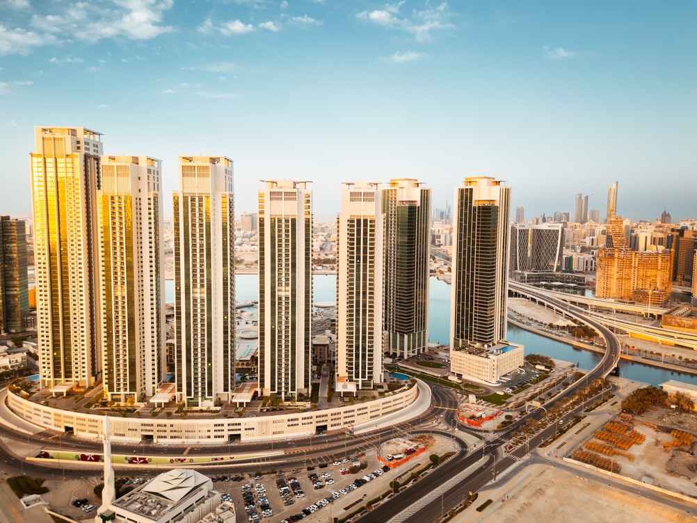 Более 10 человек пострадали в Абу-Даби при падении обломков сбитого снаряда