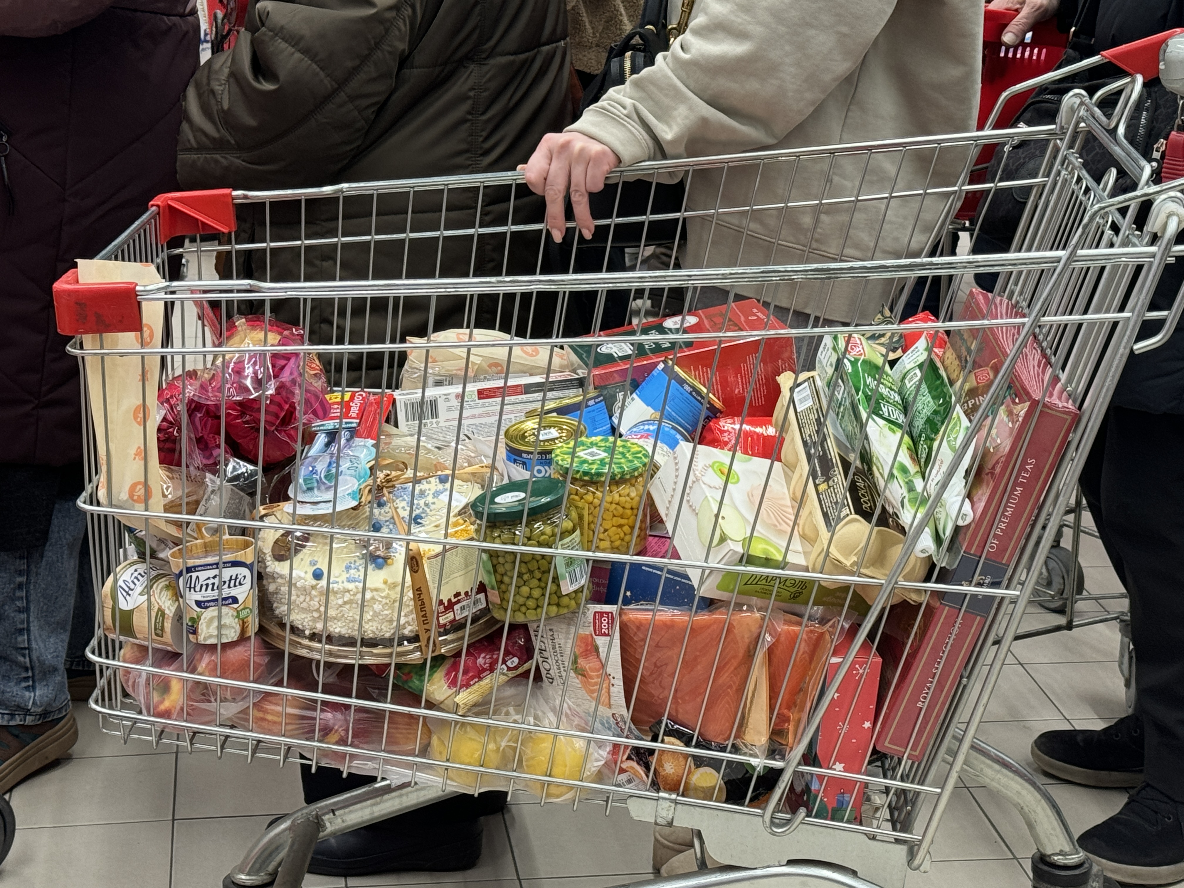 Колбасу с вызывающим рак &laquo;&lrm;мясным клеем&raquo; нашли в магазинах российских городов