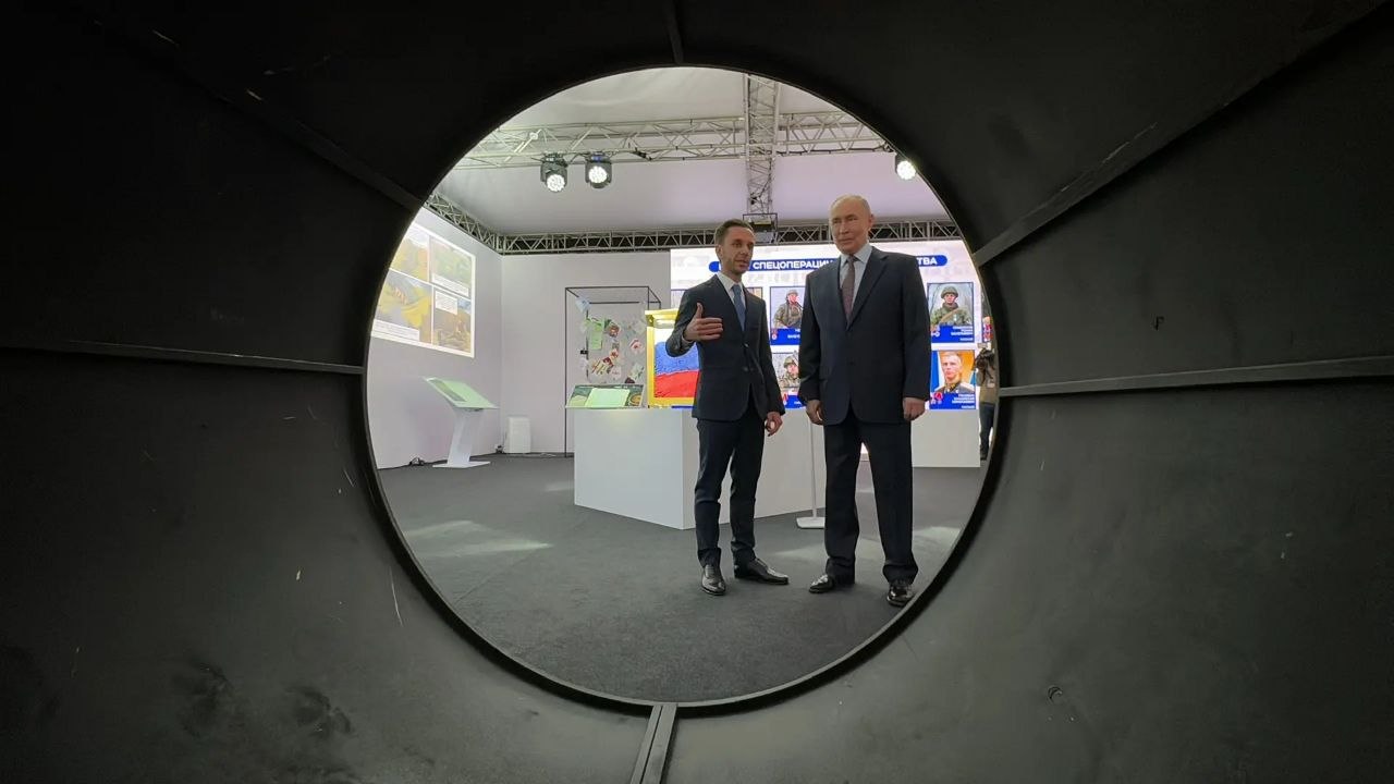 Путину показали копию трубы, по которой герои операции &laquo;Поток&raquo; шли 15 км