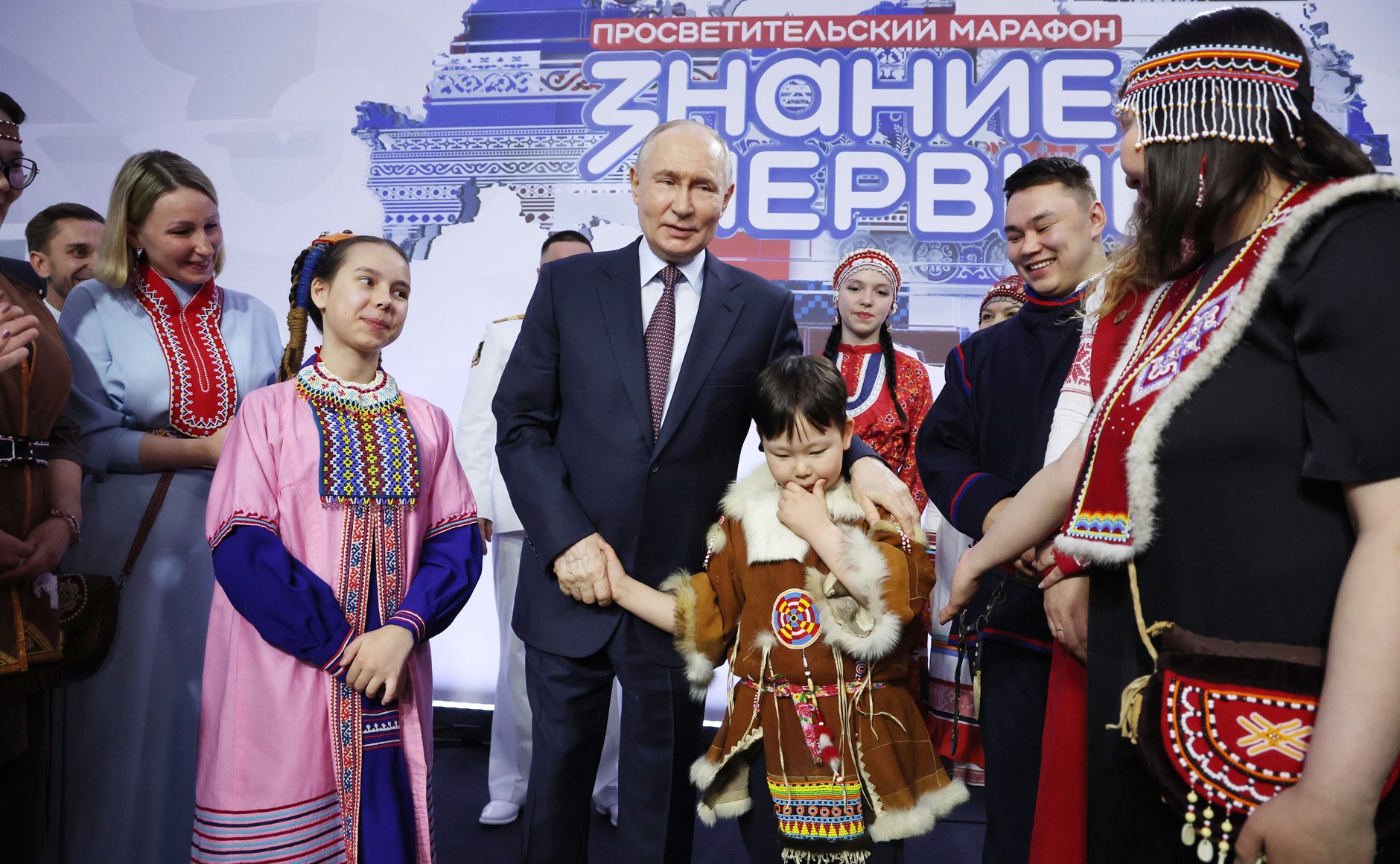 &laquo;Молодец!&raquo; Путин &laquo;дал пять&raquo; мальчику-мультипликатору на встрече с коренными народами