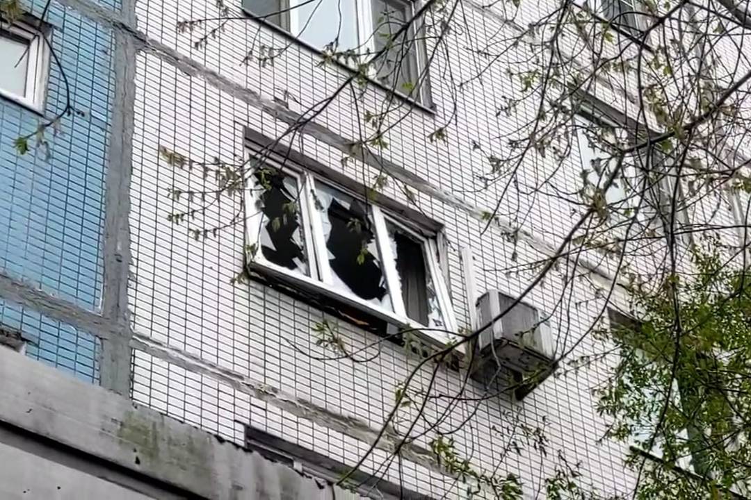 Сапёры работают на месте взрыва в квартире на северо-западе Москвы