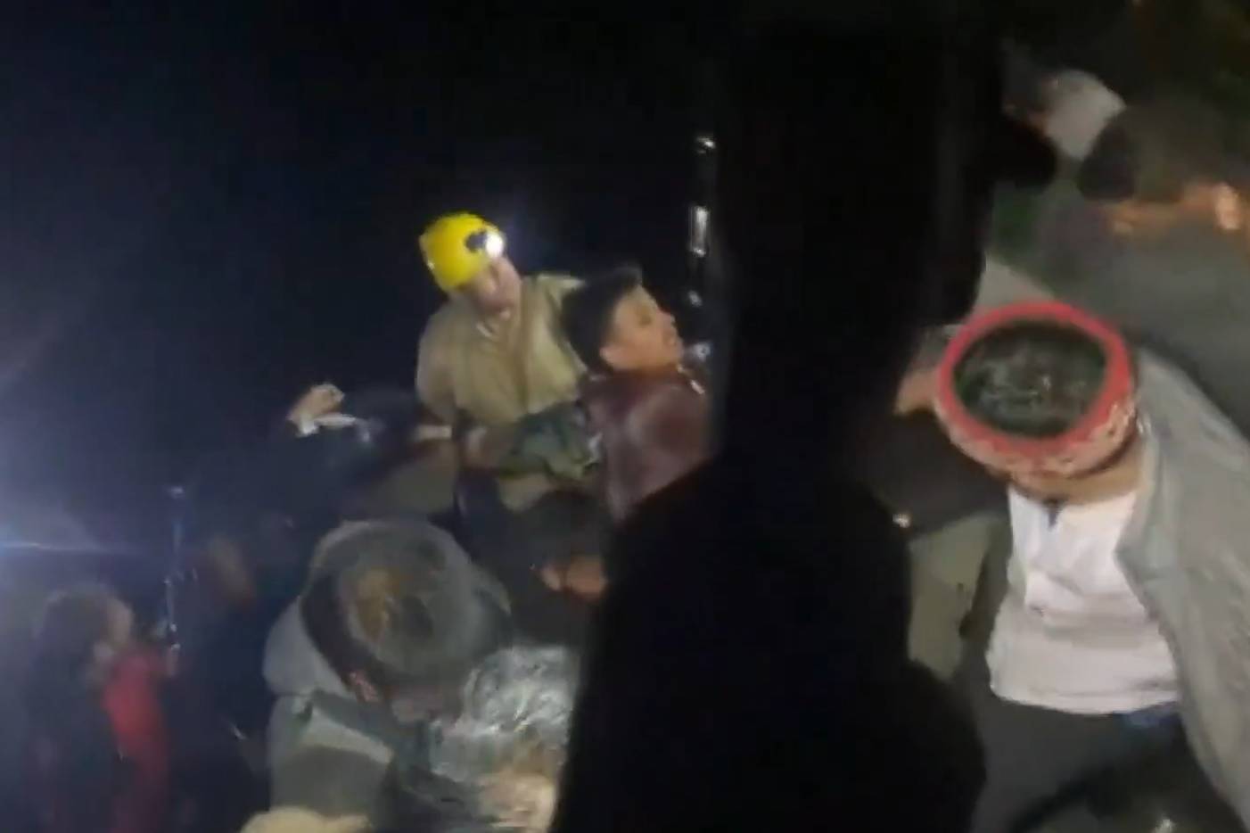 В Индии четыре человека погибли при падении туристического автобуса с обрыва